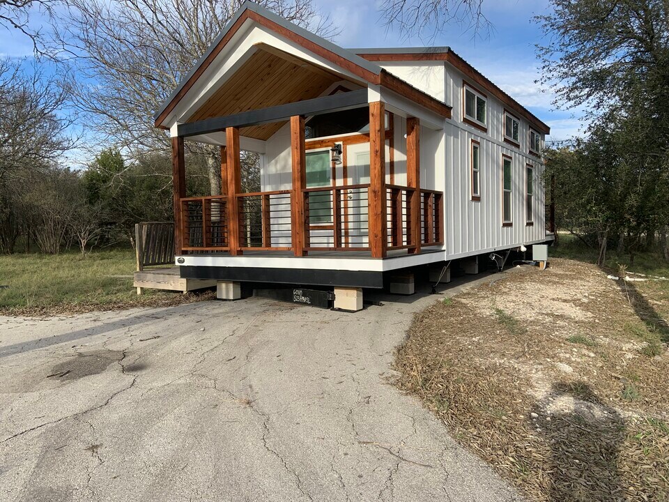 601 Spur 100 in Kerrville, TX - Building Photo