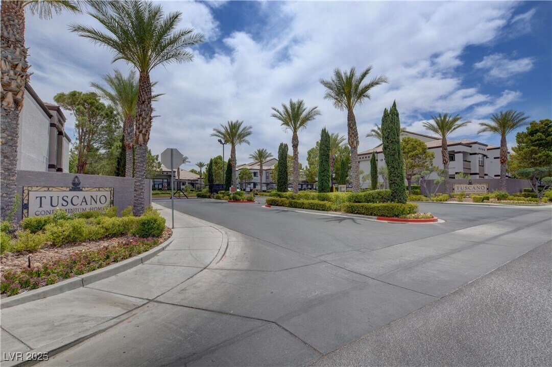 7255 W Sunset Rd in Las Vegas, NV - Building Photo