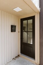 1402 Fairfield Dr, Unit B in Austin, TX - Building Photo - Building Photo