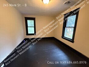 245 E Main St in Tremont, PA - Foto de edificio - Building Photo