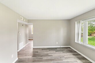 1021 Tollview Ave in Aurora, IL - Building Photo - Building Photo