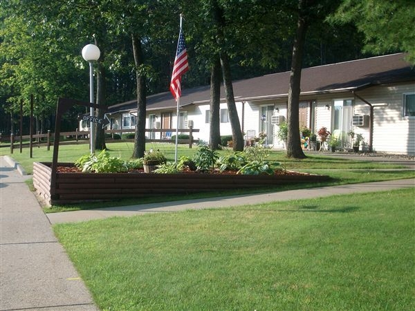 Sandhill Manor Apartments in Houghton Lake, MI - Foto de edificio