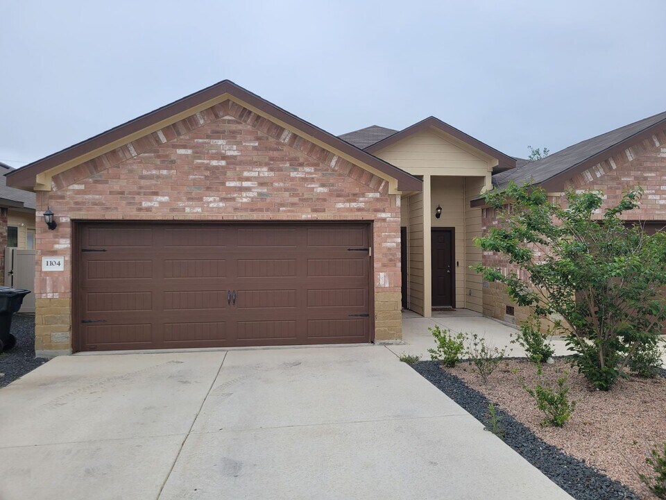 1104 Stanley Wy in Seguin, TX - Building Photo