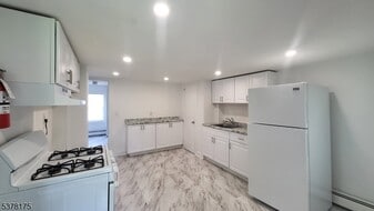 60 E McFarlan St in Dover, NJ - Building Photo