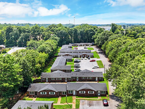 Creekside Apartments in Taylors, SC - Building Photo - Building Photo