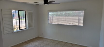 8044 E Cambridge Ave in Scottsdale, AZ - Foto de edificio - Building Photo