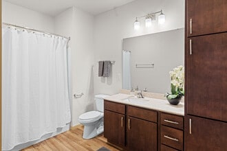 1505 Apartments + Townhomes in Grafton, WI - Foto de edificio - Building Photo