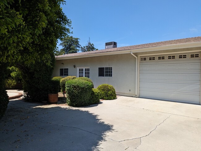 5440 Topeka Dr in Tarzana, CA - Building Photo - Building Photo