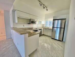 601 NE 36th St, Unit 1103 in Miami, FL - Building Photo - Building Photo