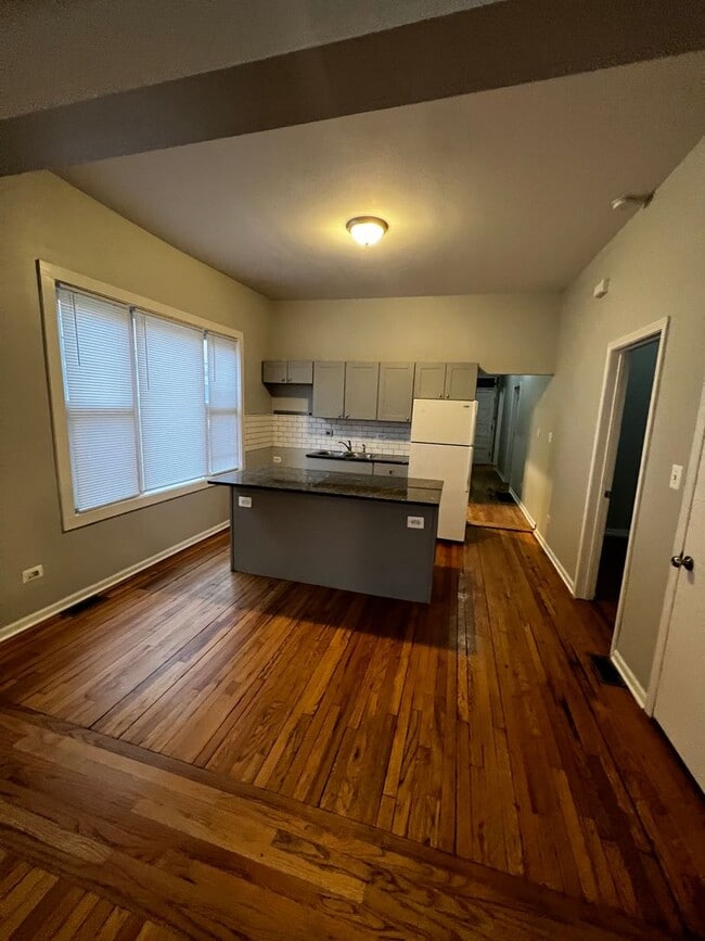 3026 E 80th St in Chicago, IL - Building Photo - Building Photo