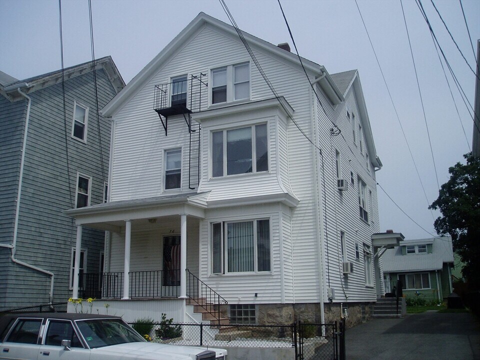 76 Buffinton St in Fall River, MA - Foto de edificio