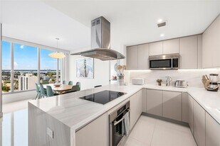 6899 Collins Ave, Unit 1903 in Miami Beach, FL - Building Photo