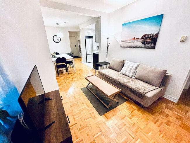 property at 4848 Rue Sainte-Catherine E