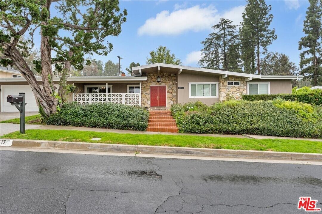 5817 Lockhurst Dr in Los Angeles, CA - Building Photo