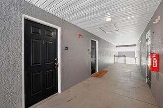 18001 Richmond Pl Dr in Tampa, FL - Building Photo - Building Photo