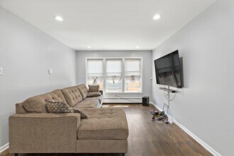 9211 S Cottage Grove Ave in Chicago, IL - Building Photo - Building Photo