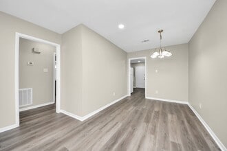 1736 Crestdale Dr in Houston, TX - Building Photo - Building Photo