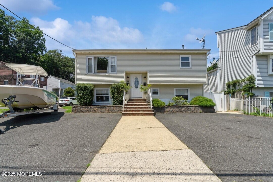 52 Atlantic St in Highlands, NJ - Building Photo