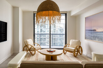 698 NE 1st Ave in Miami, FL - Foto de edificio - Building Photo