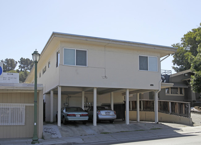 9222 Macarthur Blvd in Oakland, CA - Building Photo - Building Photo