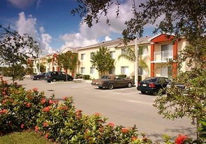 Douglas Pointe in Opa Locka, FL - Foto de edificio - Building Photo