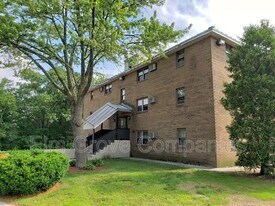 512 W River Rd in Manchester, NH - Building Photo