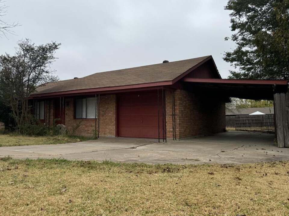 620 Elizabeth St in Troy, TX - Building Photo