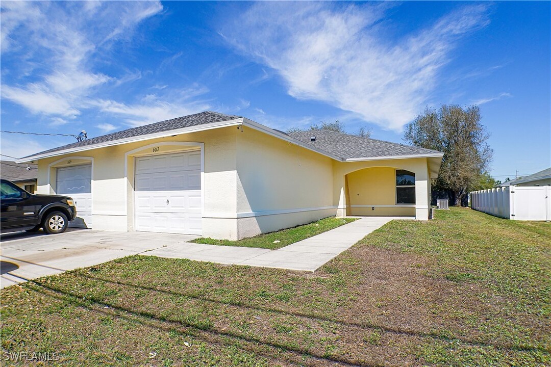 607 Hancock Bridge Pkwy in Cape Coral, FL - Building Photo