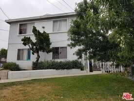 581 Bonita St in Los Angeles, CA - Building Photo
