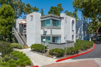 Pacific Woods Apartment Homes in Santa Ana, CA - Foto de edificio - Building Photo