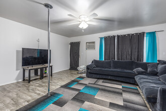 120 S Cascade St in Kennewick, WA - Building Photo - Interior Photo