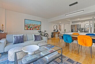 7285 SW 90th St in Miami, FL - Building Photo - Building Photo