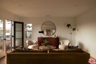 1018 Manzanita St in Los Angeles, CA - Building Photo