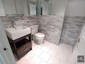 West 52nd Street, Unit 1A in New York, NY - Building Photo - Building Photo