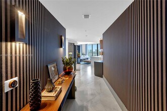 17111 Biscayne Blvd, Unit 1709 in North Miami Beach, FL - Foto de edificio - Building Photo