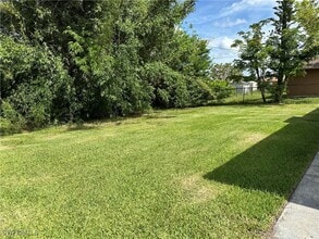 8 Roanoke Dr in Ft. Myers, FL - Building Photo - Building Photo