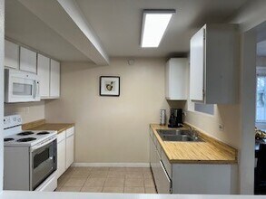 913 Atchison St in Sealy, TX - Building Photo - Building Photo