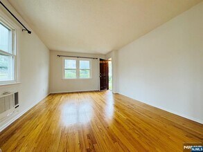658 Garden in Maywood, NJ - Foto de edificio - Building Photo