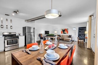 U Apartments @ Melrose in Phoenix, AZ - Building Photo - Building Photo