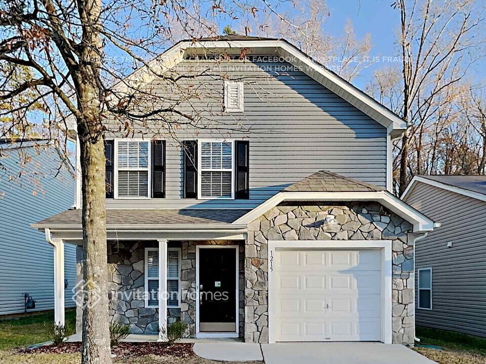 1215 Pinehaven Ct in Charlotte, NC - Building Photo