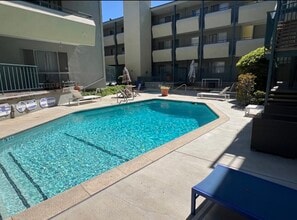 Fox Hills Apartments in Culver City, CA - Foto de edificio - Building Photo