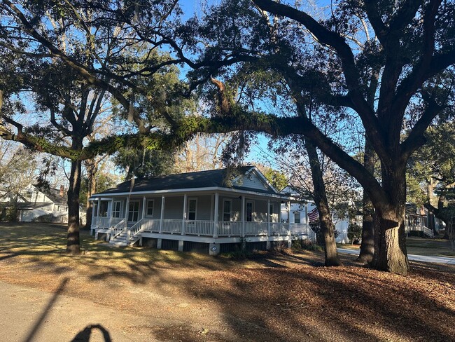 4501 Overbrook Ave in North Charleston, SC - Foto de edificio - Building Photo