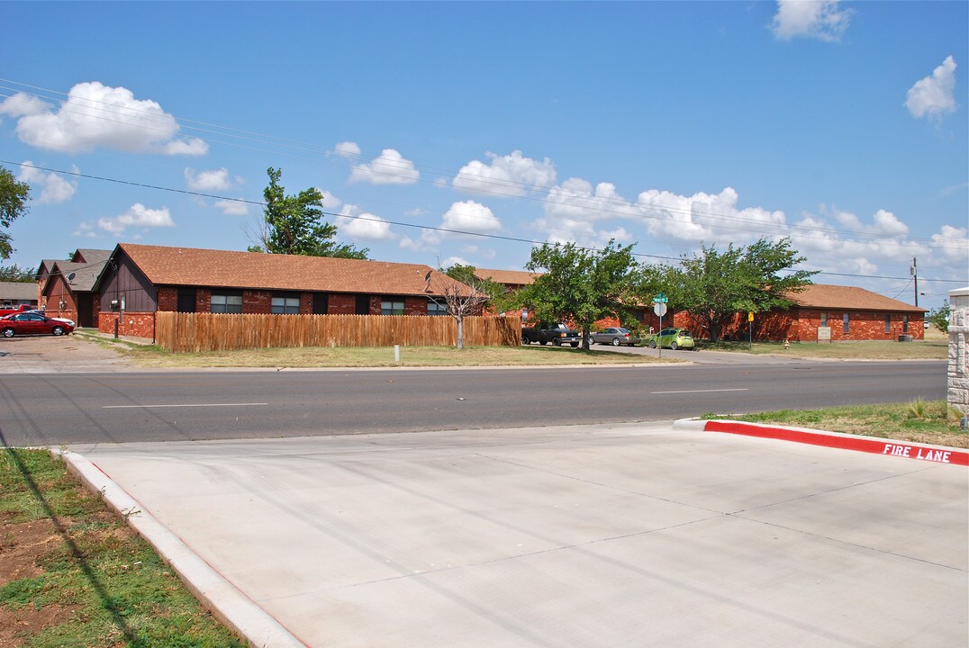 Town West Apartments in Cleburne, TX - Building Photo