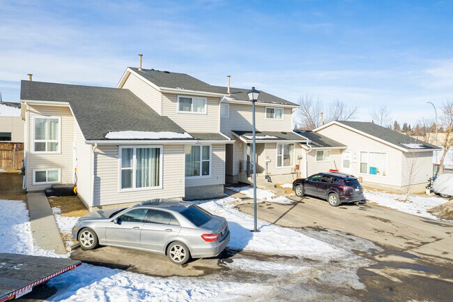 502 Cedarbrae Crt SE in Calgary, AB - Building Photo - Building Photo