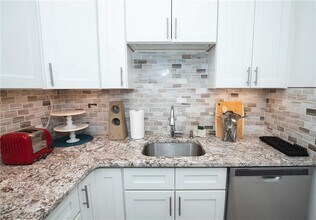 99 Almy St, Unit 1 in Providence, RI - Foto de edificio - Building Photo