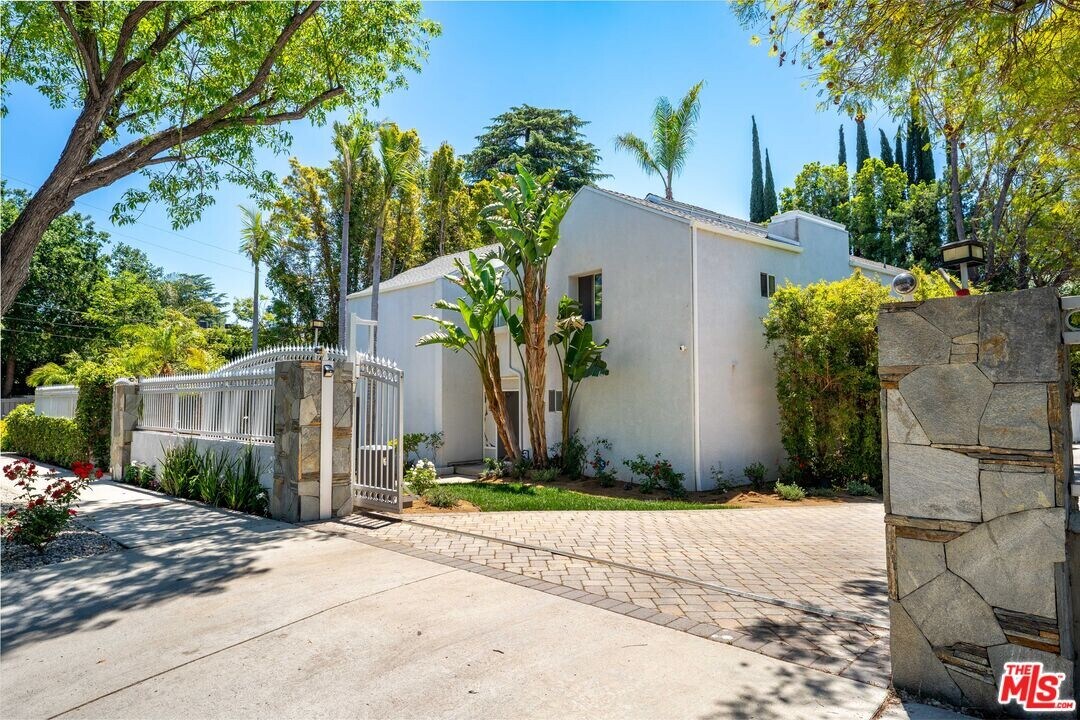 23246 Canzonet St in Los Angeles, CA - Building Photo