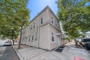 385 Highland Ave in Passaic, NJ - Building Photo