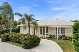 2607 Holy Cross Ln in Lake Worth Beach, FL - Building Photo
