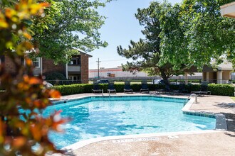 Southstead Apartments in Lubbock, TX - Foto de edificio - Building Photo