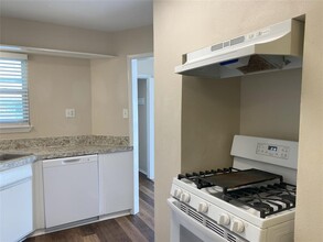 102 The Strand, Unit 2 in Galveston, TX - Building Photo - Building Photo